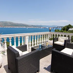 apartmani-mlacic.hotels-in-trogir.com/